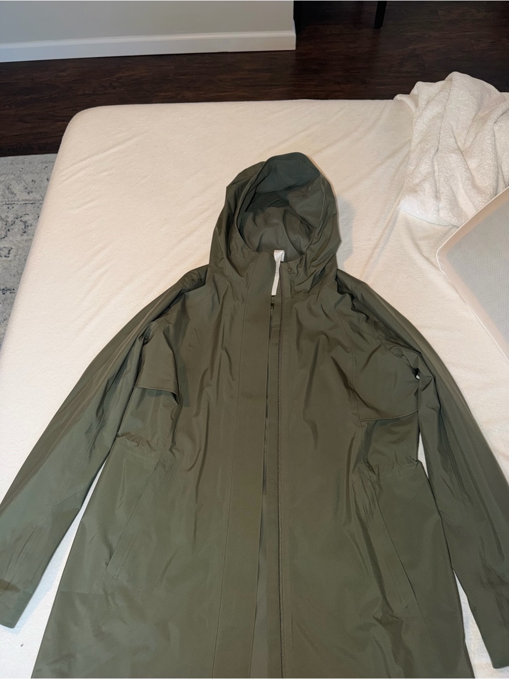 Women’s Lululemon Rain Rebel Hooded Raincoat Jacket - Olive Green - Picture 6 of 6